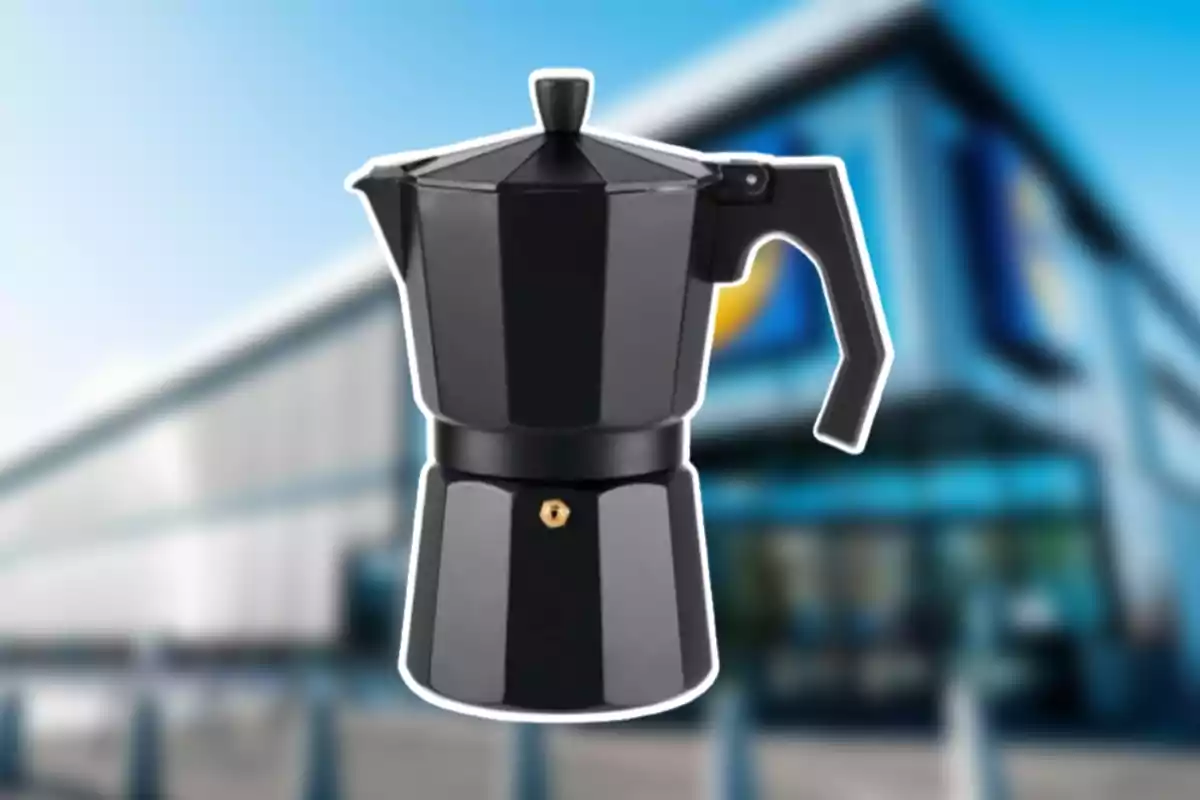 Cafetera italiana negra sobre un fons desenfocat d’un edifici modern Cafetera italiana negra sobre un fons desenfocat d’un edifici modern