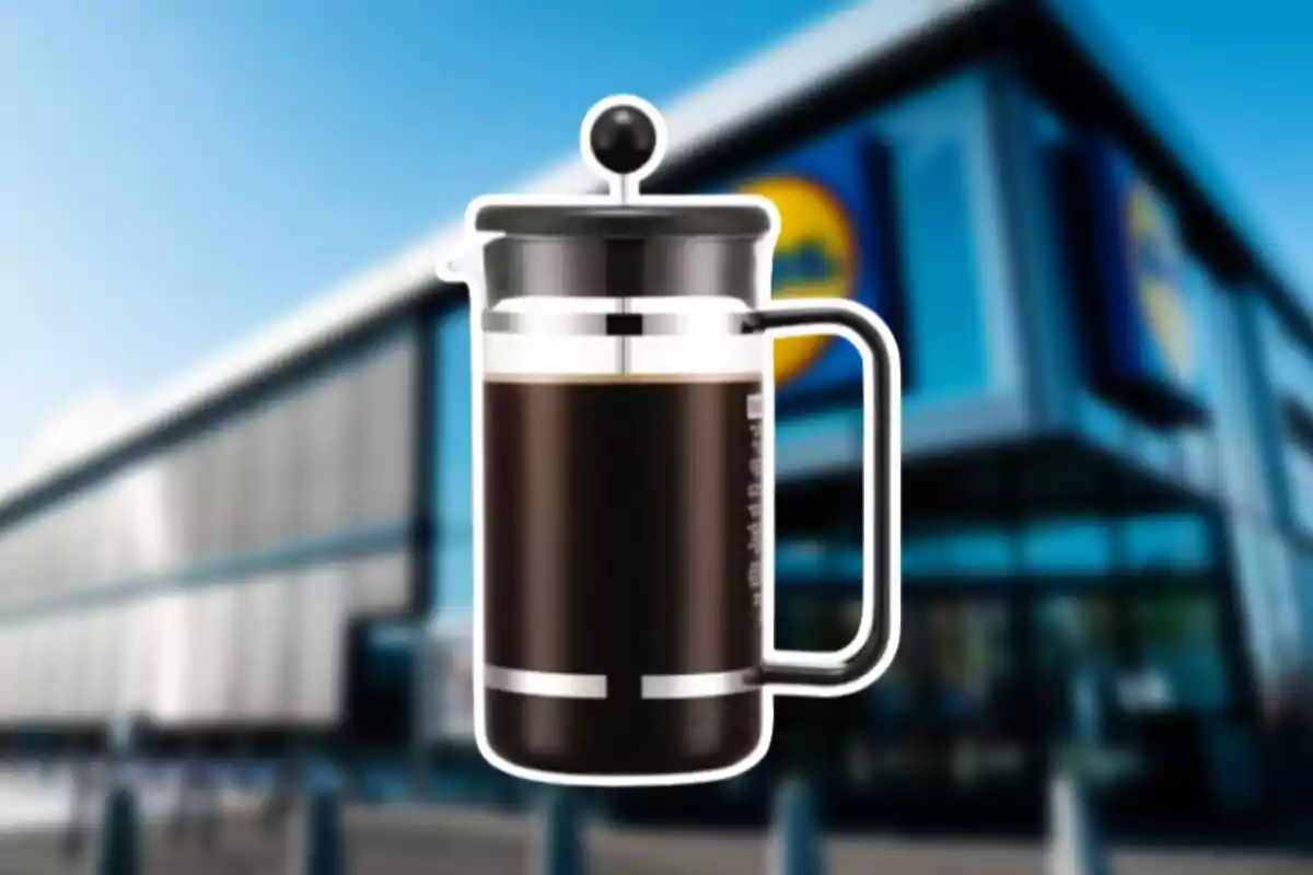 Una cafetera de premsa francesa amb el fons d'un edifici borrós. Una cafetera de premsa francesa amb el fons d'un edifici borrós.