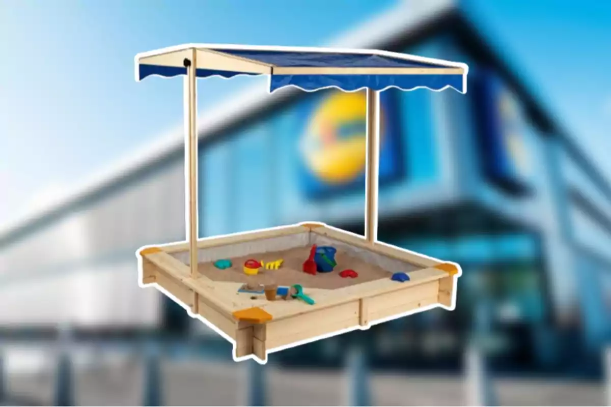Sorral de fusta amb tendal blau i joguines infantils sobre un fons borros de supermercat