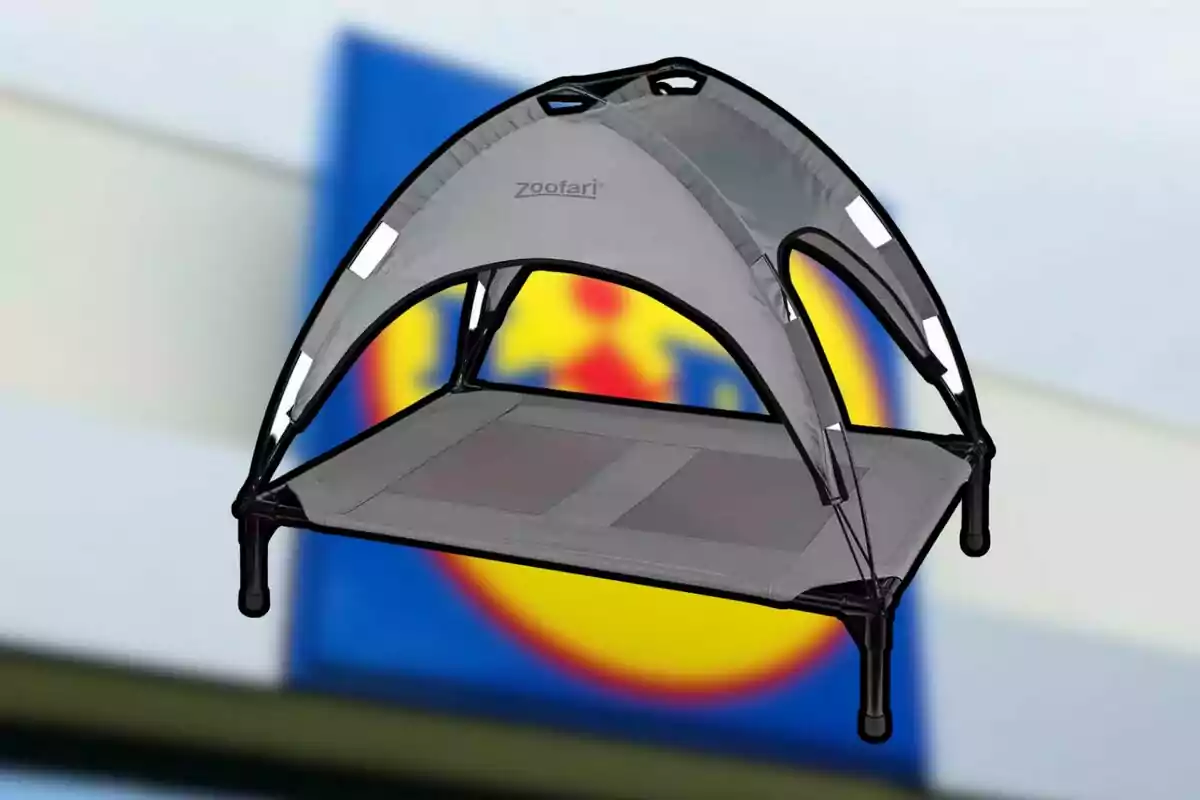 Cama elevada para mascotas con toldo de la marca Zoofari frente a un fondo borroso de un logotipo. Cama elevada para mascotas con toldo de la marca Zoofari frente a un fondo borroso de un logotipo.