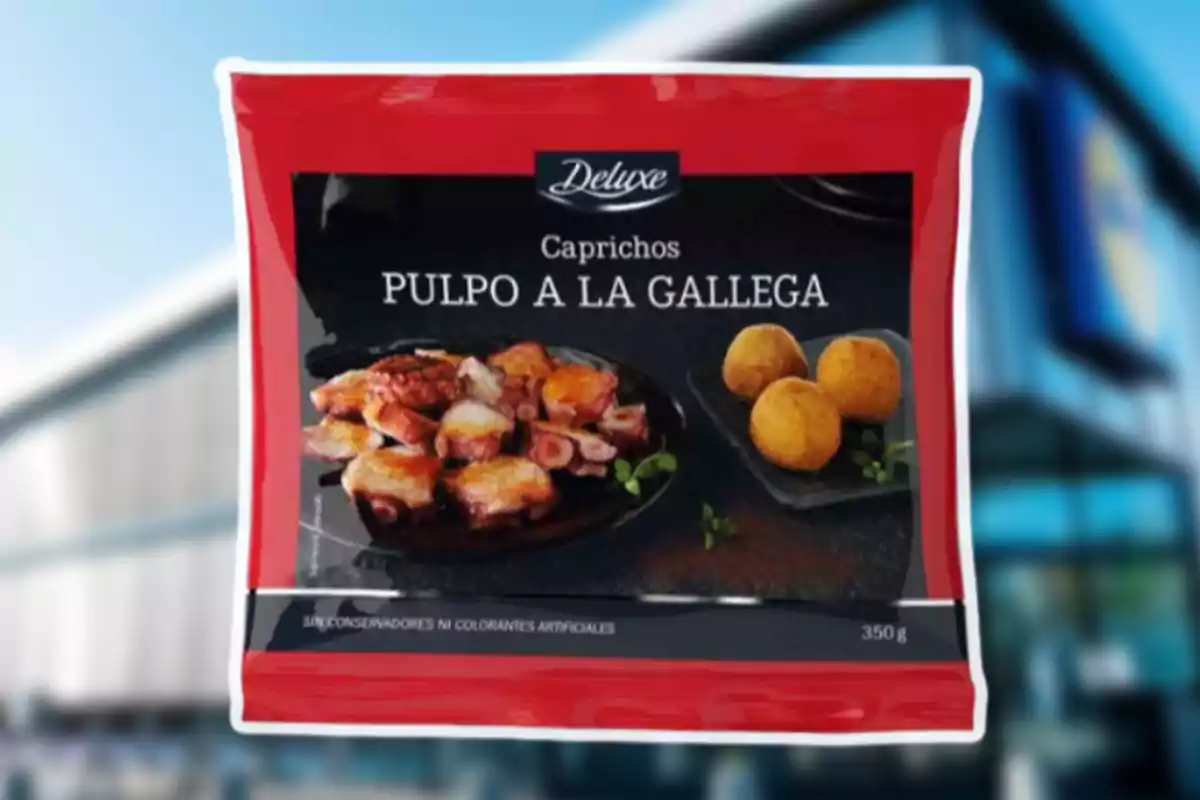 Paquet de pop a la gallega de la marca Deluxe, amb una imatge del producte en un plat, acompanyat de croquetes, i el text indica que no conté conservants ni colorants artificials.