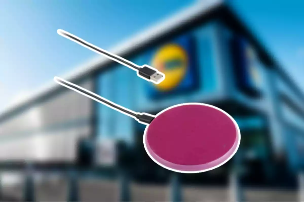 Un carregador sense fils de color rosa amb un cable USB es mostra davant d'un edifici desenfocat. Un carregador sense fils de color rosa amb un cable USB es mostra davant d'un edifici desenfocat.