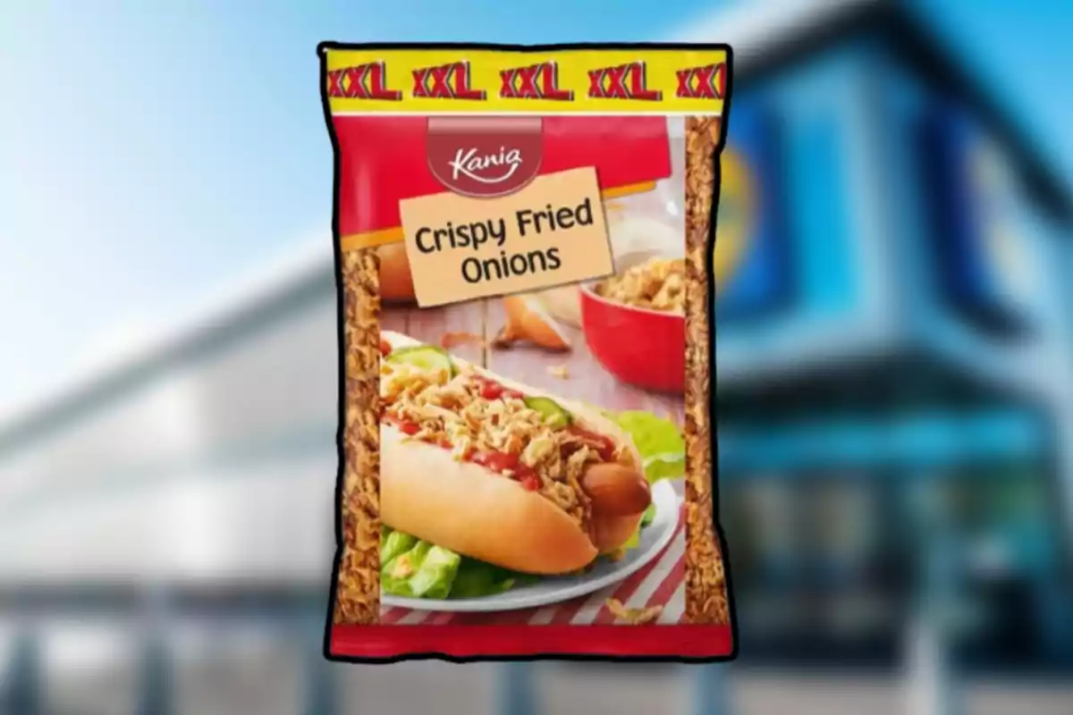 Paquet de ceba fregida cruixent de mida XXL amb imatge d'un hot dog cobert amb ceba en un fons desenfocat. Paquet de ceba fregida cruixent de mida XXL amb imatge d'un hot dog cobert amb ceba en un fons desenfocat.