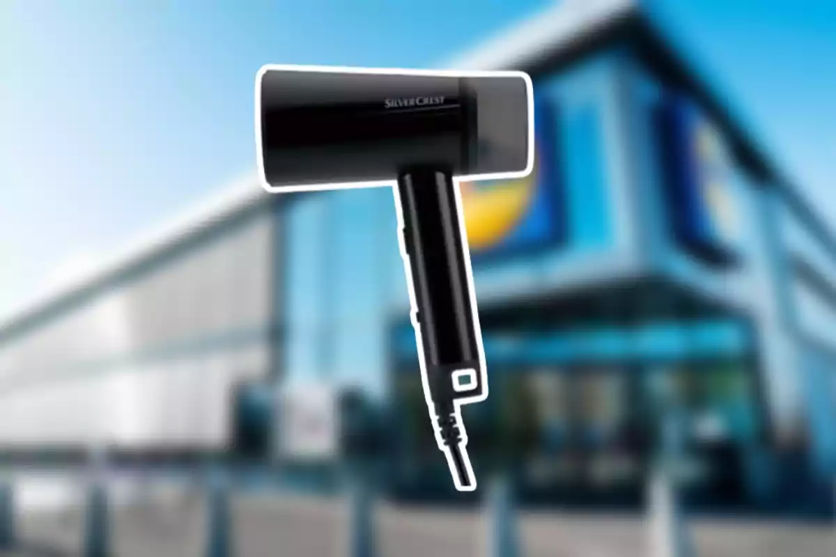 Assecador de cabells negre de la marca SilverCrest davant d’una botiga amb façana moderna desenfocada Assecador de cabells negre de la marca SilverCrest davant d’una botiga amb façana moderna desenfocada