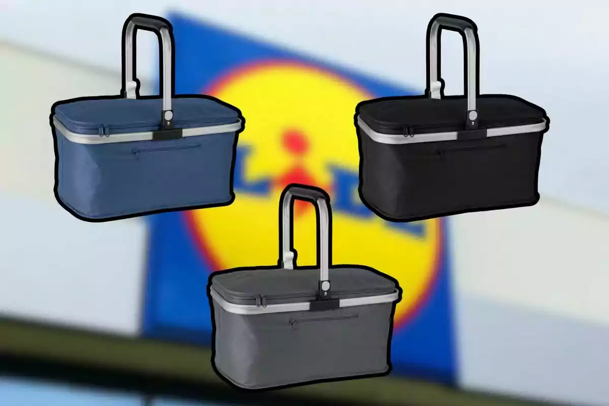 Tres cistelles de pícnic en colors blau, negre i gris es mostren davant d'un fons desenfocat amb un logotip reconeixible. Tres cistelles de pícnic en colors blau, negre i gris es mostren davant d'un fons desenfocat amb un logotip reconeixible.