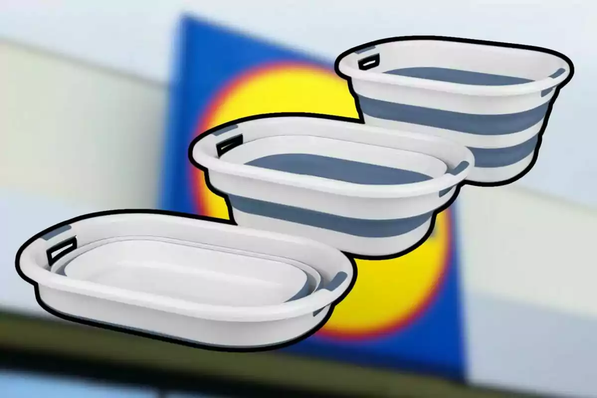 Tres tinas de plástico apilables con un fondo borroso de colores azul y amarillo. Tres tinas de plástico apilables con un fondo borroso de colores azul y amarillo.