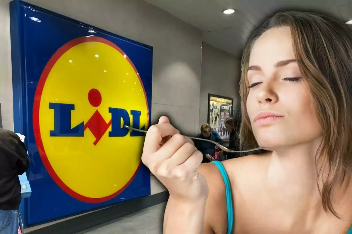 Una mujer con los ojos cerrados sostiene un tenedor frente a un gran cartel circular azul y amarillo en un entorno de tienda.