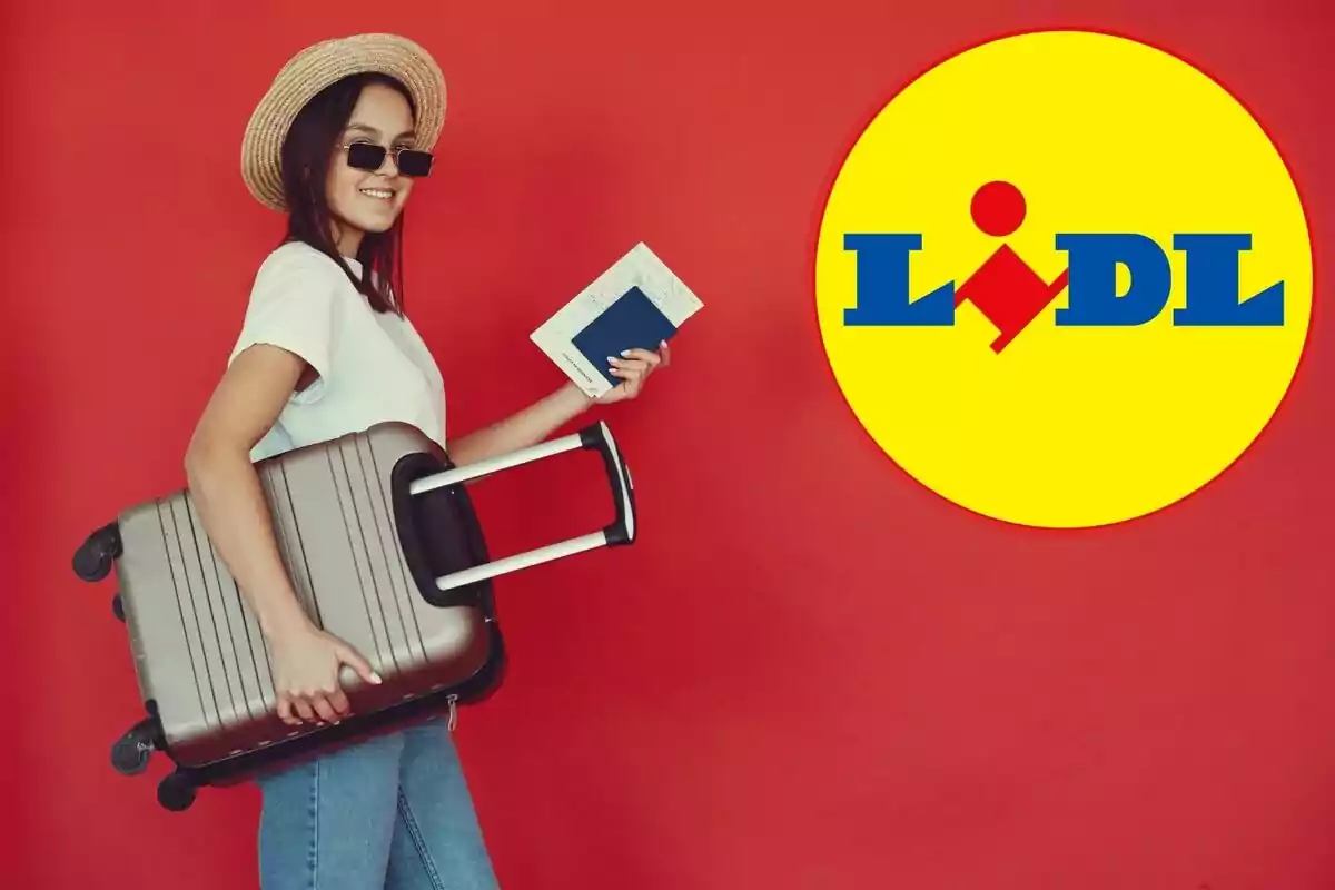 Una persona amb barret i ulleres de sol porta una maleta i un passaport davant d'un fons vermell amb el logotip de Lidl.