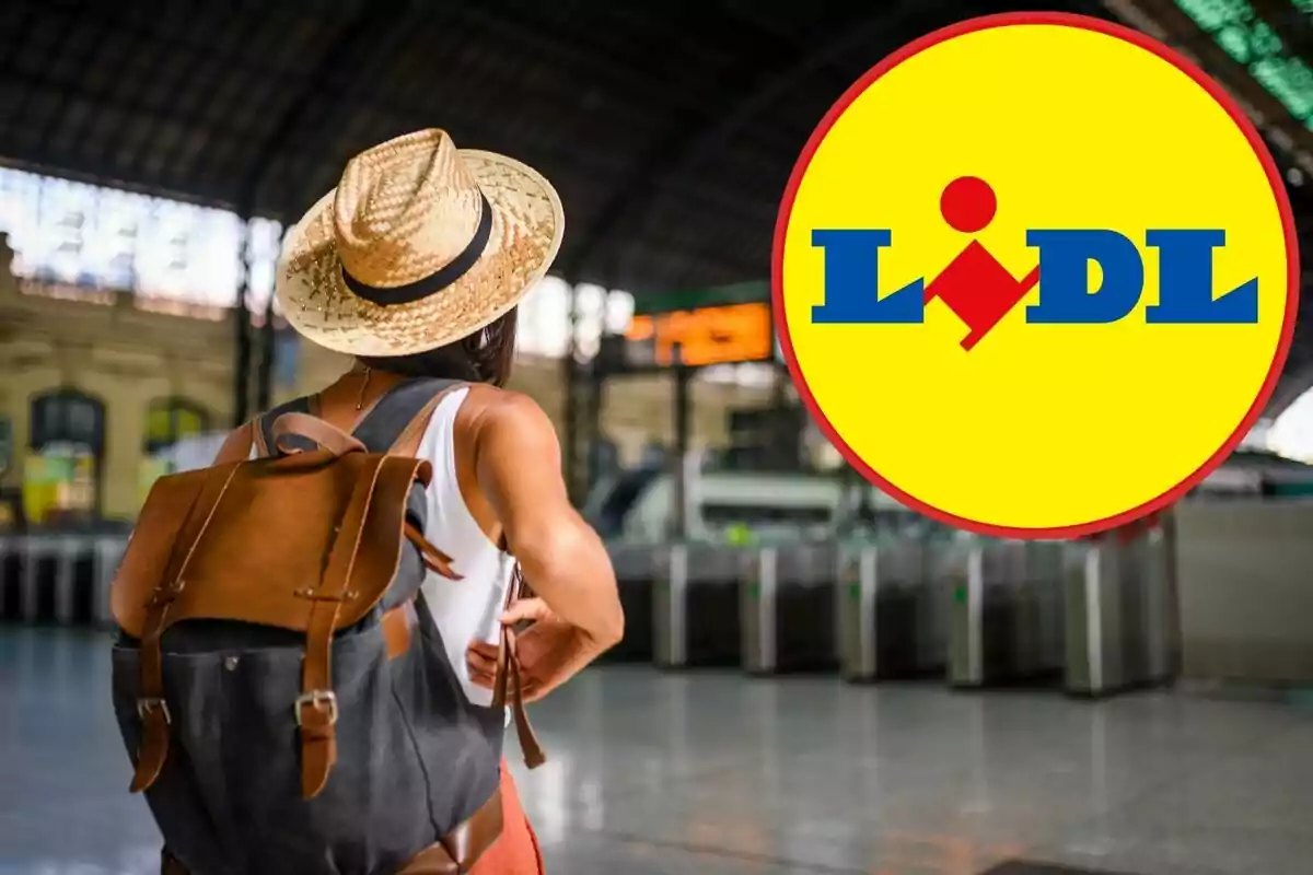 Dona amb barret i motxilla en una estació de tren al costat del logotip de Lidl