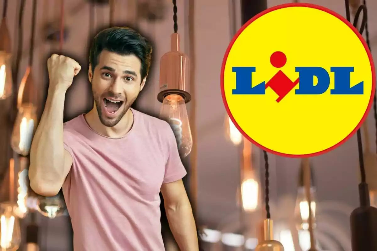 Un home emocionat aixeca el puny al costat del logotip de Lidl, envoltat de llums penjants.