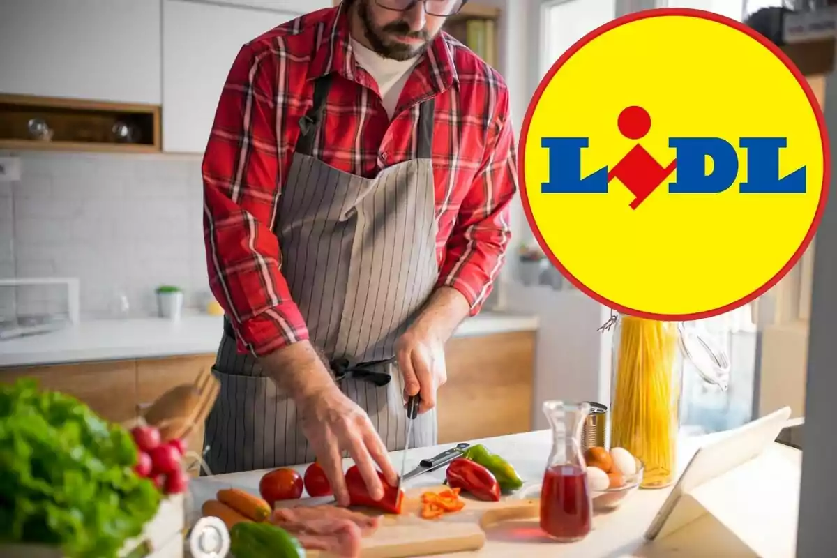 Home amb davantal tallant verdures en una cuina amb el logotip de Lidl superposat.