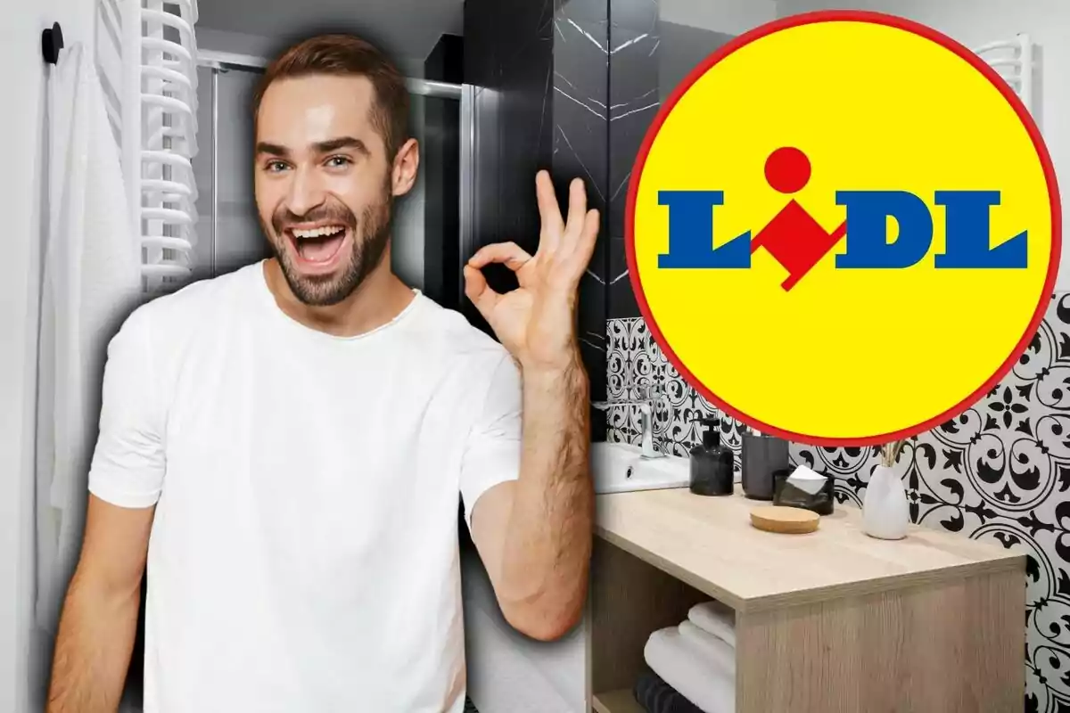 Un hombre sonriente con camiseta blanca hace un gesto de "ok" con la mano frente a un baño moderno y el logotipo de Lidl.