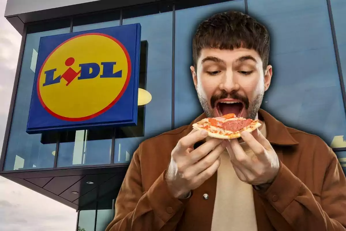 Un home sostenint una pizza petita davant d'una botiga amb el logotip de Lidl.