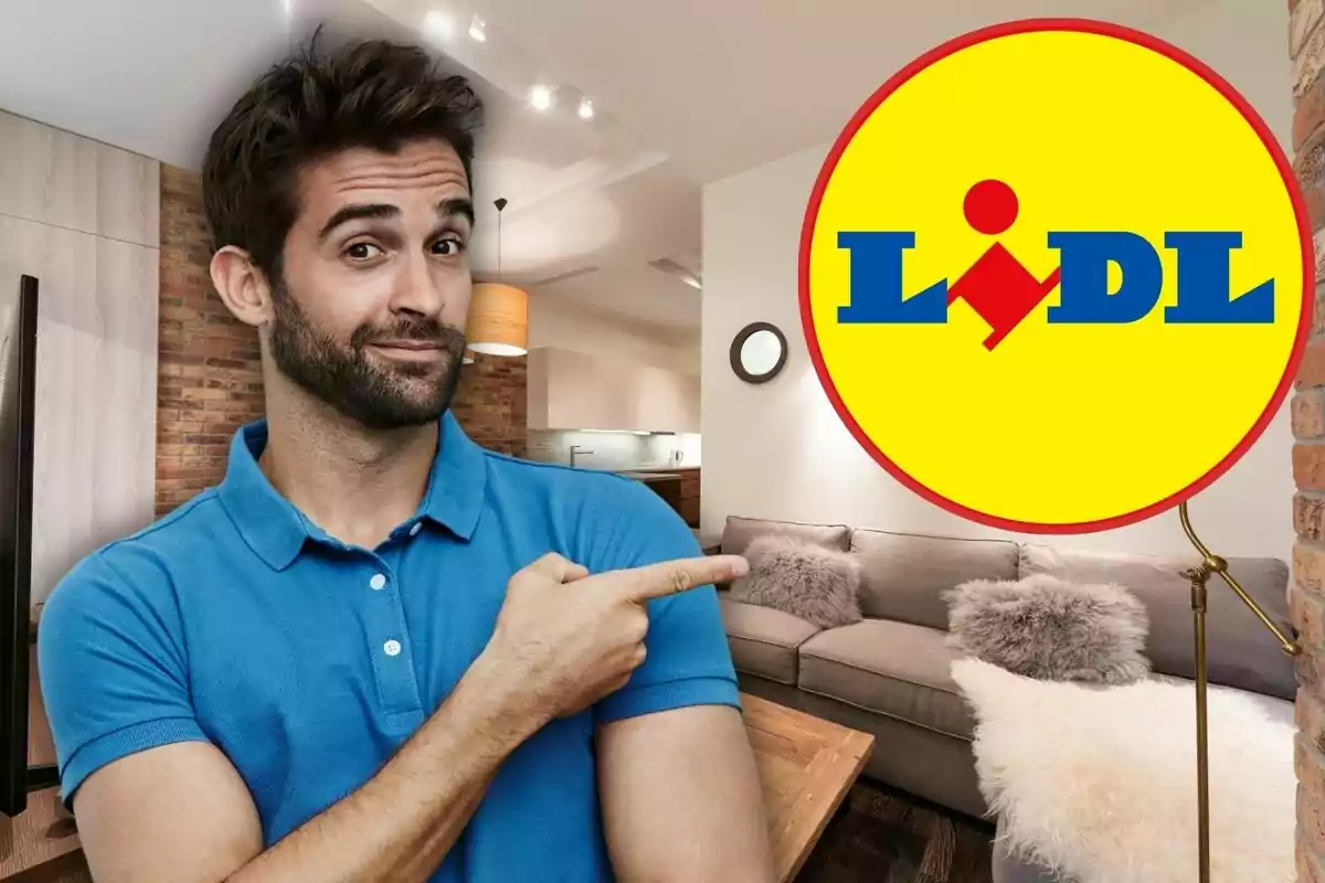 Home amb camisa blava assenyalant el logotip de Lidl a una sala d'estar moderna.