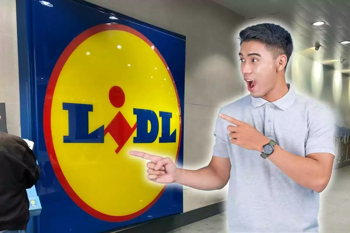 Un home amb una samarreta grisa assenyala sorprès el logotip de Lidl en una botiga.