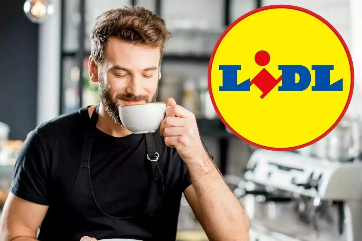 Home amb barba gaudint d'una tassa de cafè amb el logotip de Lidl a la cantonada dreta.