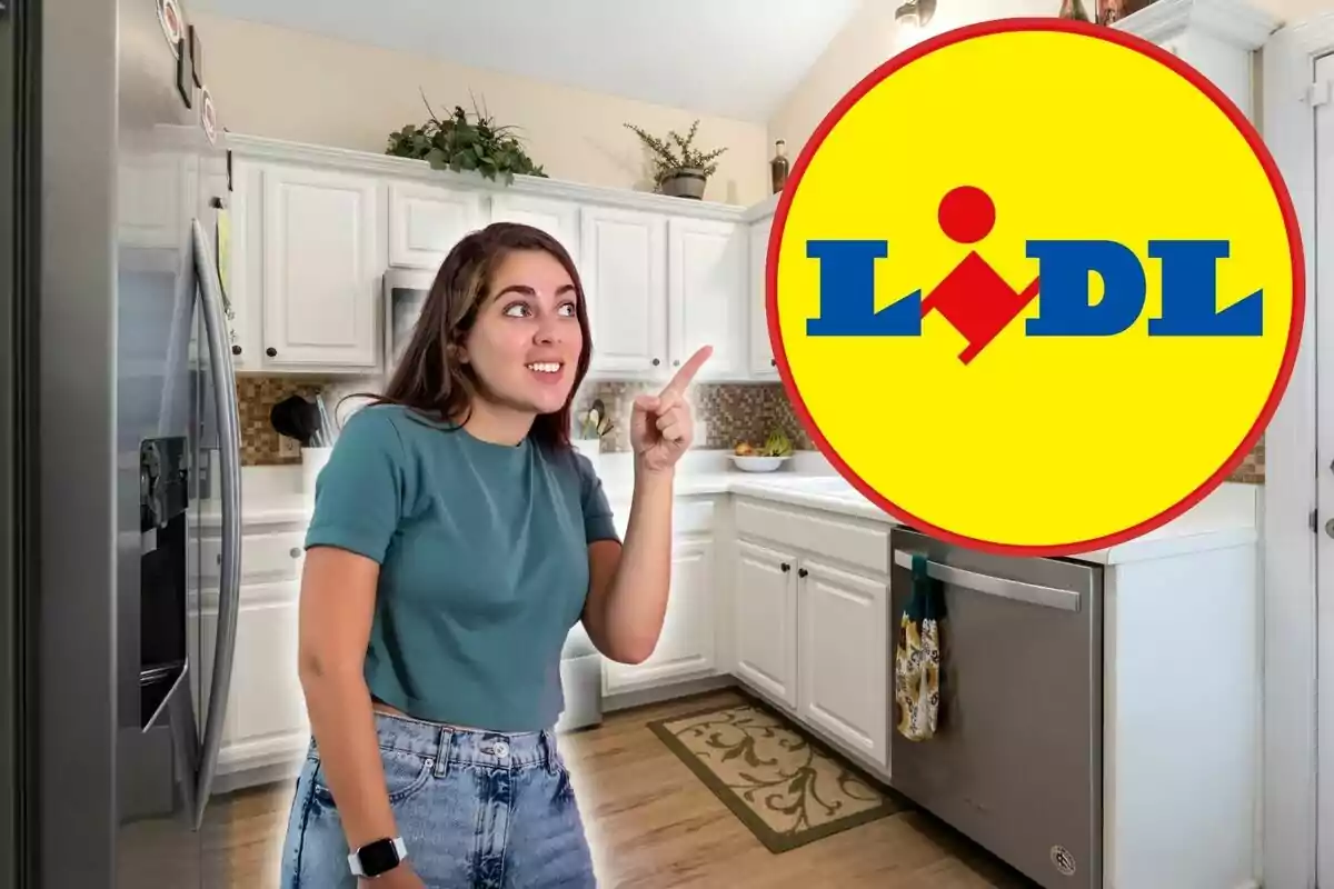 Una dona en una cuina moderna blanca, assenyalant amb entusiasme el logotip de Lidl que apareix en un cercle groc gran.