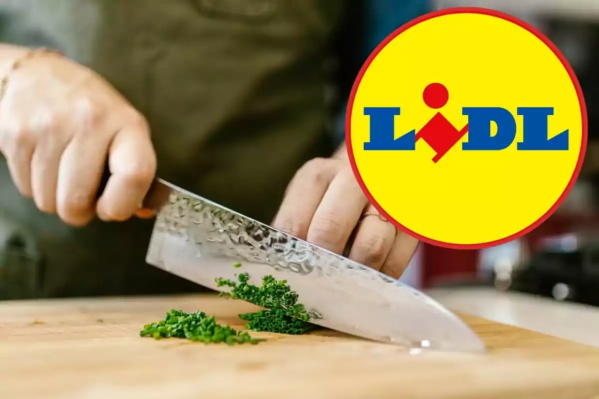 Mà tallant herbes amb un ganivet en una taula de tallar, amb el logotip de Lidl superposat.