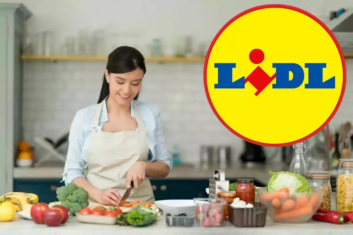 Una dona amb davantal talla vegetals en una cuina, amb el logotip de Lidl a la cantonada superior dreta.