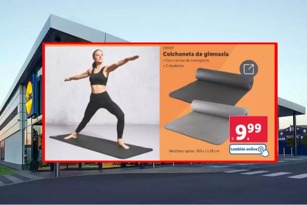 Una dona fent ioga sobre una estoreta negra al costat d'un anunci d'estoretes de gimnàs amb preu i detalls de compra en una botiga. Una dona fent ioga sobre una estoreta negra al costat d'un anunci d'estoretes de gimnàs amb preu i detalls de compra en una botiga.
