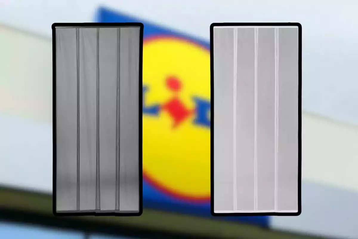 Dues cortines de tires magnètiques, una de negra i una de blanca, amb el logotip de Lidl desenfocat al fons Dues cortines de tires magnètiques, una de negra i una de blanca, amb el logotip de Lidl desenfocat al fons