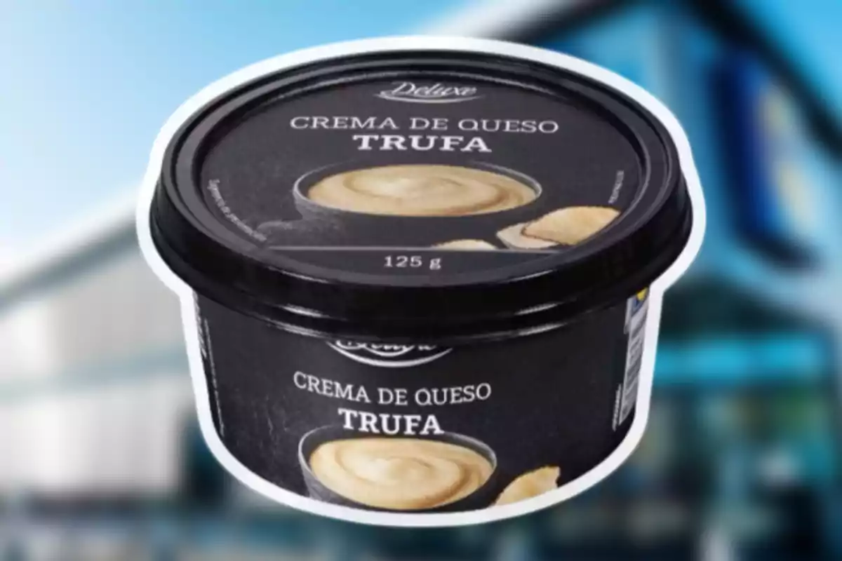 Envàs de crema de formatge amb tòfona de 125 grams amb fons desenfocat.