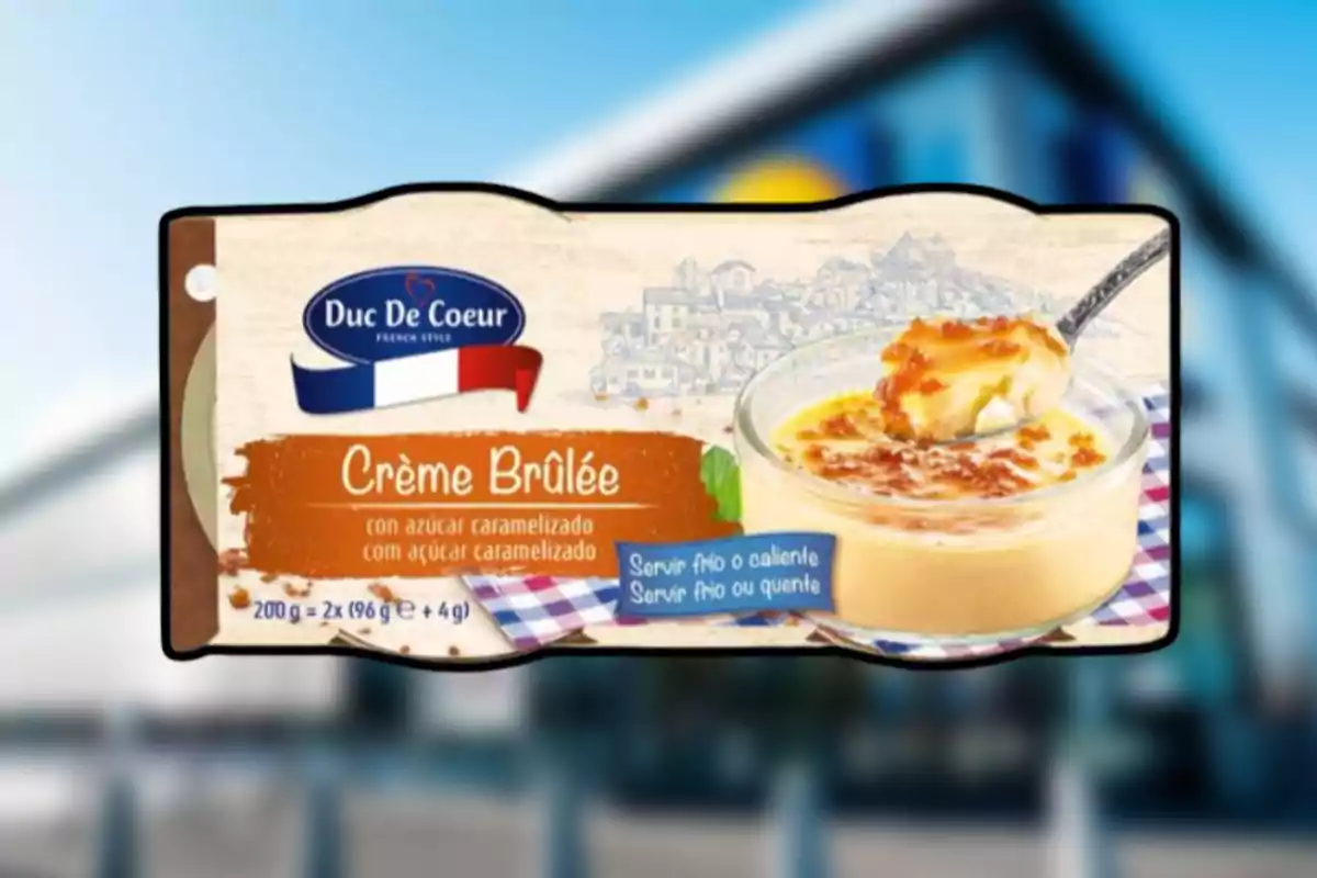 Etiqueta d'un postre de crème brûlée de la marca Duc De Coeur amb una imatge del postre en un recipient de vidre i una cullera mostrant la textura cremosa. Etiqueta d'un postre de crème brûlée de la marca Duc De Coeur amb una imatge del postre en un recipient de vidre i una cullera mostrant la textura cremosa.