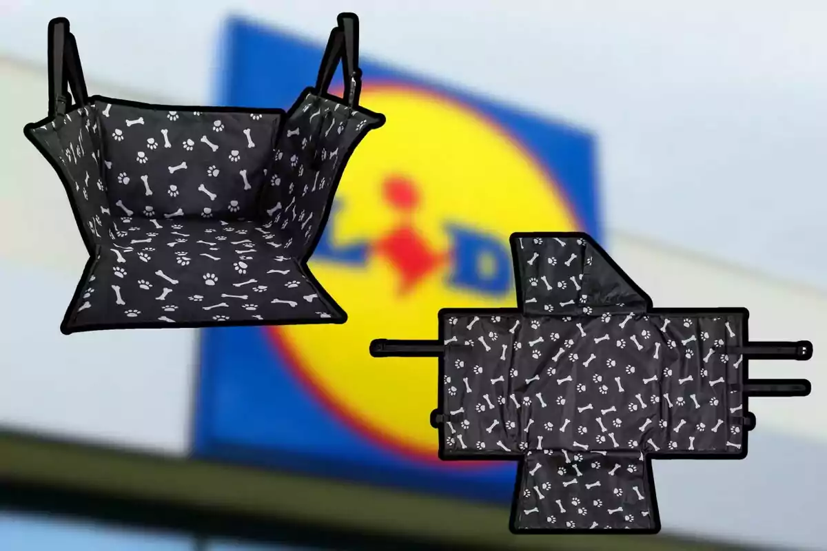 Funda protectora negra amb petjades i ossos blancs per a seient de cotxe per a mascotes, amb el logotip de Lidl desenfocat al fons. Funda protectora negra amb petjades i ossos blancs per a seient de cotxe per a mascotes, amb el logotip de Lidl desenfocat al fons.