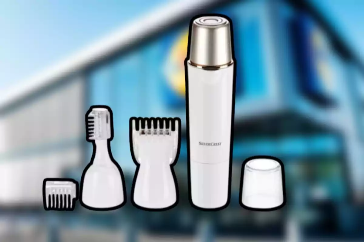 Kit de depil·ladora elèctrica blanca amb diversos accessoris i fons de botiga desenfocat Kit de depil·ladora elèctrica blanca amb diversos accessoris i fons de botiga desenfocat