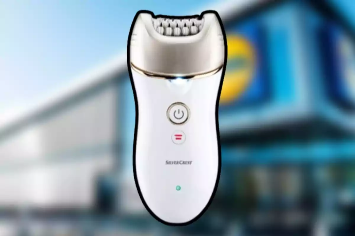 Depil·ladora elèctrica blanca de la marca SilverCrest amb un fons desenfocat d’una botiga Depil·ladora elèctrica blanca de la marca SilverCrest amb un fons desenfocat d’una botiga
