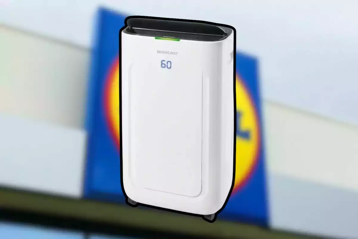 Purificador d’aire blanc de la marca SilverCrest amb pantalla digital que mostra el número 60 davant d’un cartell borros de la botiga Lidl Purificador d’aire blanc de la marca SilverCrest amb pantalla digital que mostra el número 60 davant d’un cartell borros de la botiga Lidl
