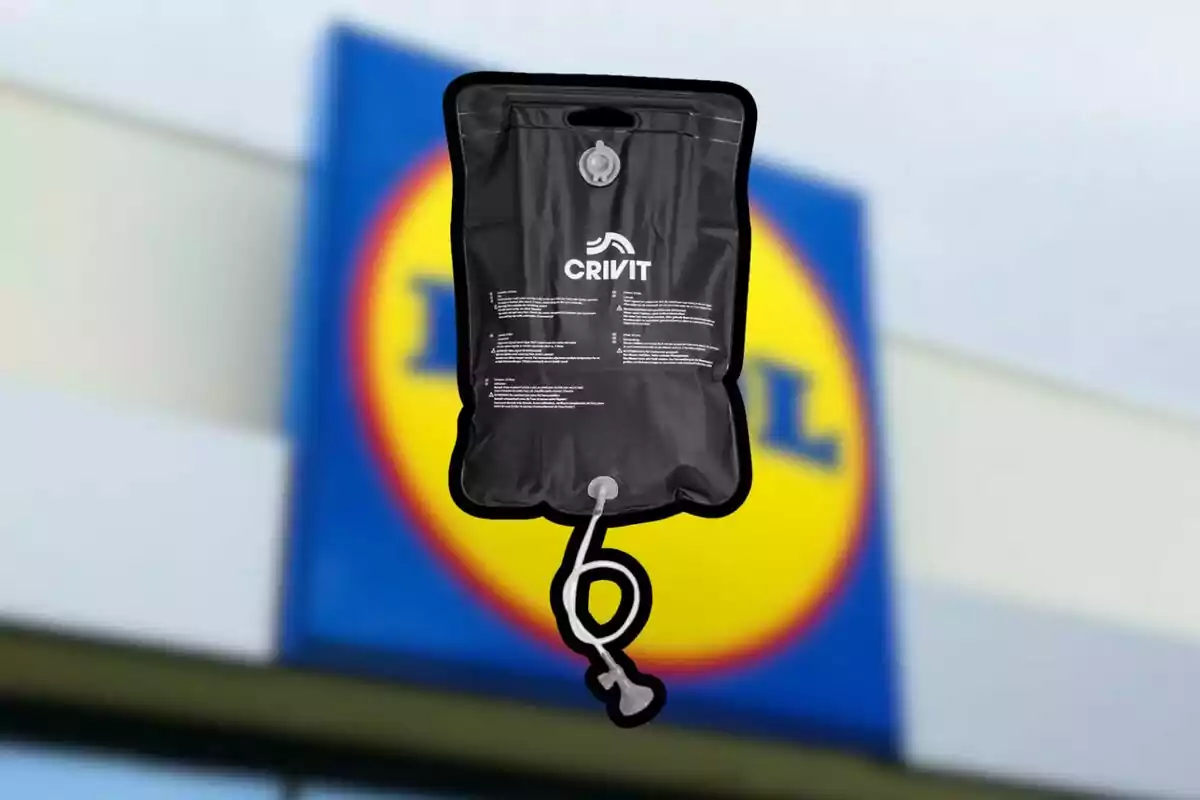 Una dutxa portàtil de la marca Crivit es mostra davant d'un cartell borros d'un supermercat.