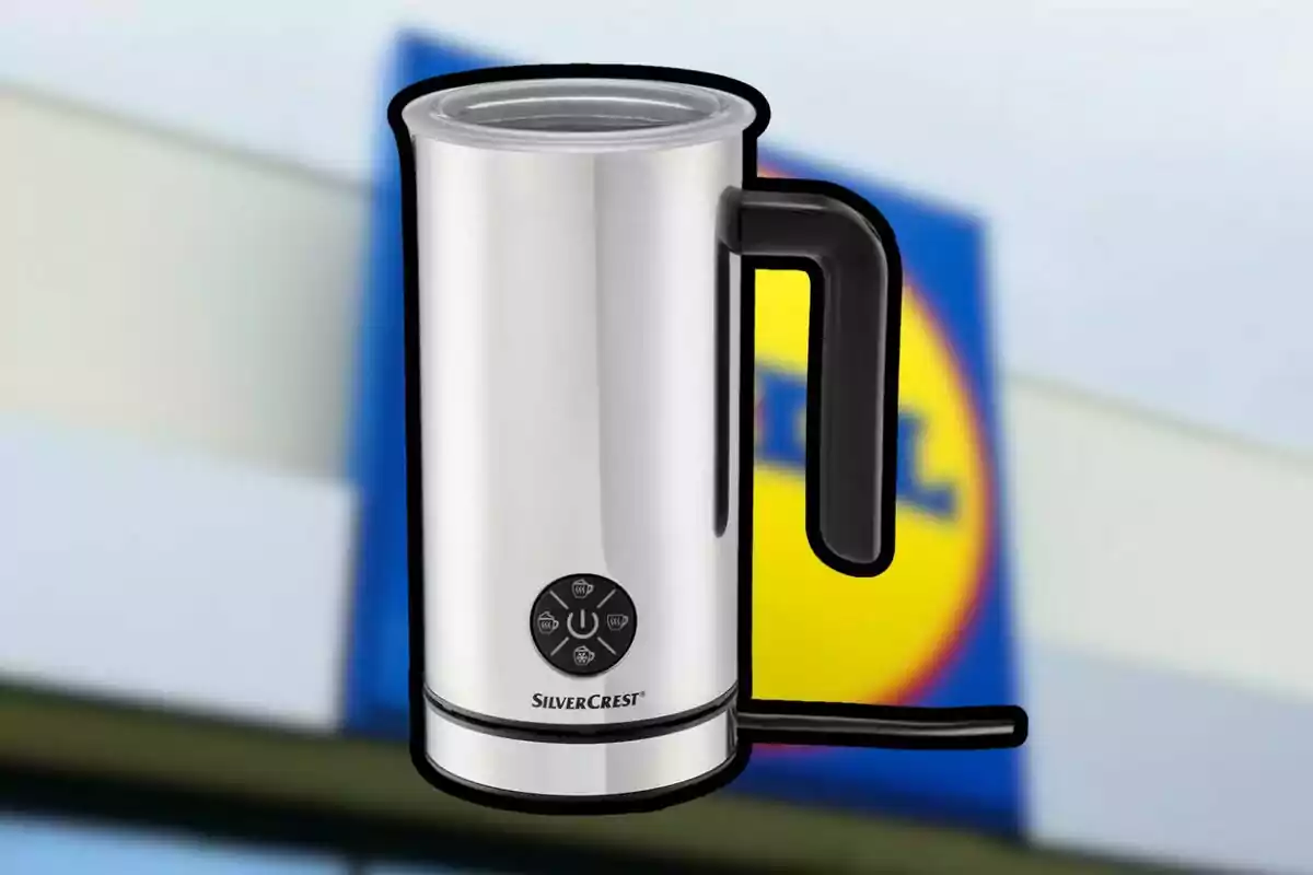 Una cafetera elèctrica de la marca SilverCrest amb fons borrós d'un logotip de supermercat. Una cafetera elèctrica de la marca SilverCrest amb fons borrós d'un logotip de supermercat.
