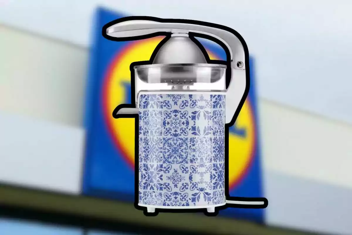 Un espremedor de disseny blau i blanc amb un fons borros de un logotip de supermercat. Un espremedor de disseny blau i blanc amb un fons borros de un logotip de supermercat.
