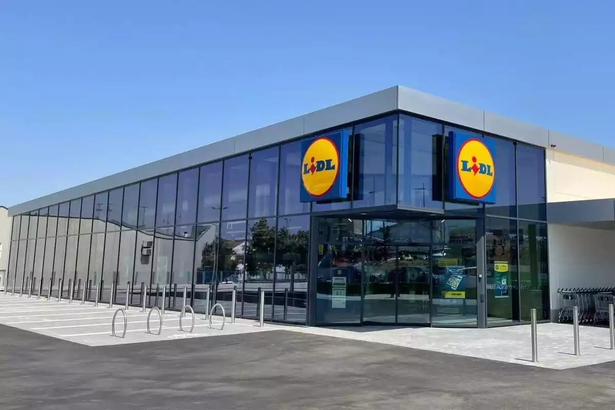 Imatge de cantonada de botiga gran de Lidl, amb vidrieres, des de l'exterior Imatge de cantonada de botiga gran de Lidl, amb vidrieres, des de l'exterior