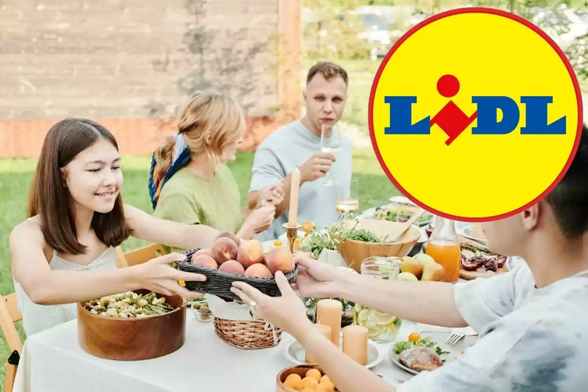Una família gaudint d'un àpat a l'aire lliure amb un logotip de Lidl superposat a la cantonada superior dreta.