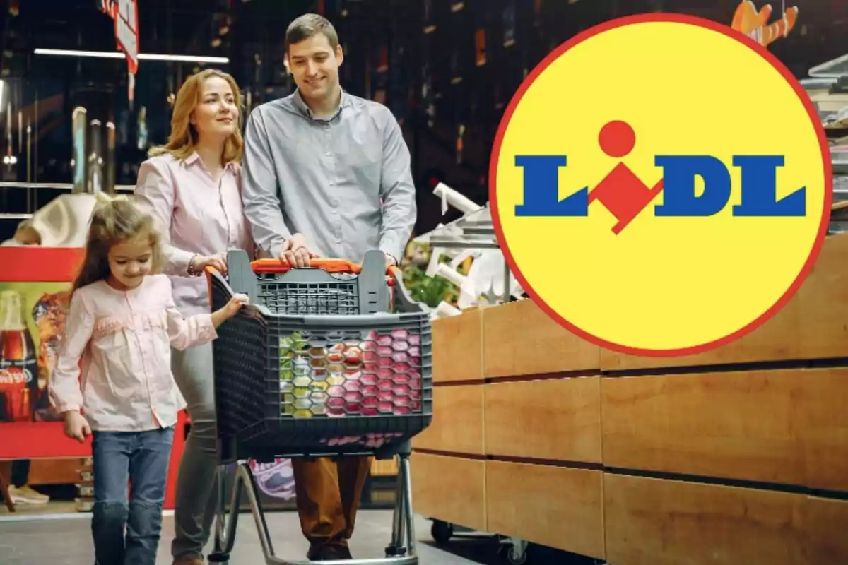 Una família empenyent un carretó de compres en un supermercat amb el logo de Lidl a la cantonada.