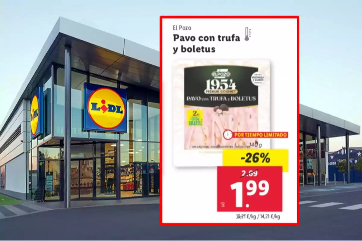 Imatge d'una botiga Lidl amb un cartell promocional de gall dindi amb tòfona i bolets de la marca El Pozo, mostrant un descompte del 26% i un preu reduït a 1,99 euros.