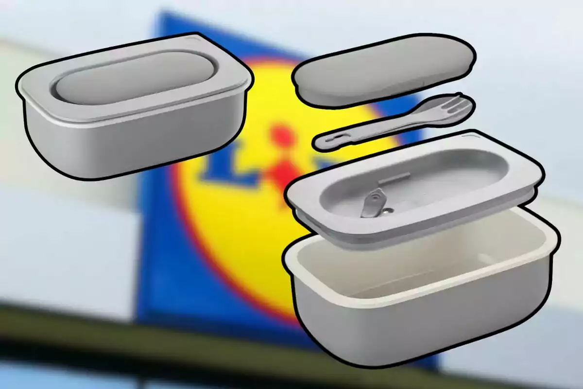 Contenidors de menjar grisos amb utensilis sobre un fons desenfocat d'un logotip. Contenidors de menjar grisos amb utensilis sobre un fons desenfocat d'un logotip.