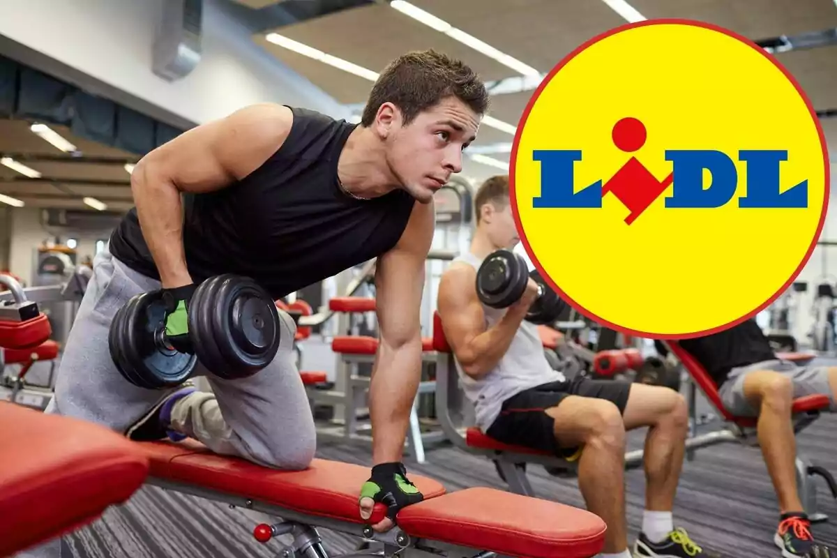 Home aixecant peses en un gimnàs amb el logotip de Lidl superposat. Home aixecant peses en un gimnàs amb el logotip de Lidl superposat.