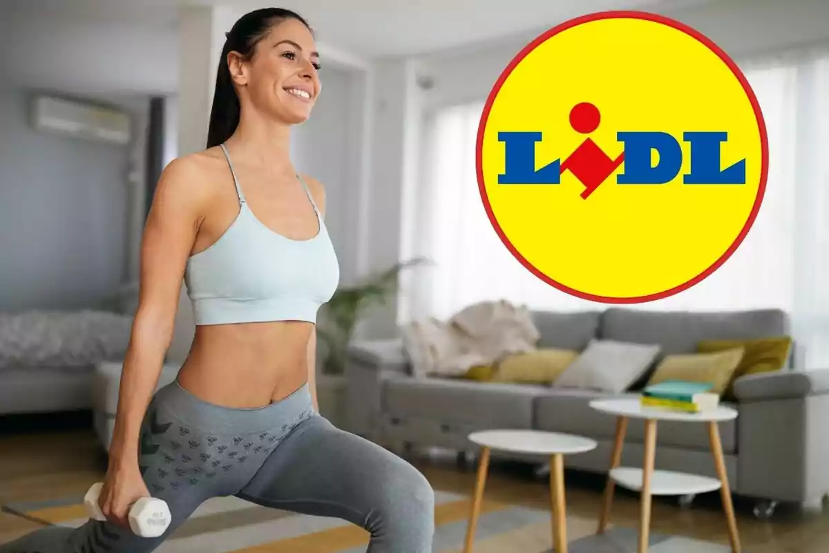 Dona fent exercici a casa amb un pes a la mà, amb el logotip de Lidl a la cantonada superior dreta.