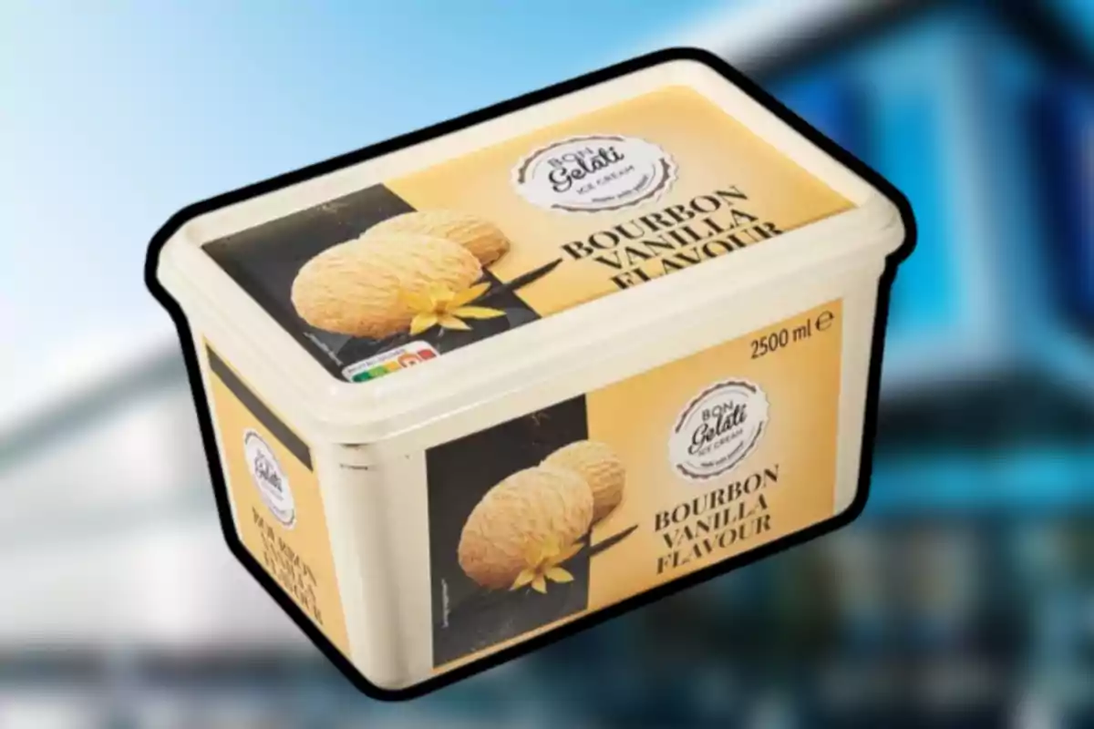 Envàs rectangular de gelat de vainilla bourbon de la marca Bon Gelati amb una capacitat de 2500 ml sobre un fons desenfocat blau i blanc Envàs rectangular de gelat de vainilla bourbon de la marca Bon Gelati amb una capacitat de 2500 ml sobre un fons desenfocat blau i blanc