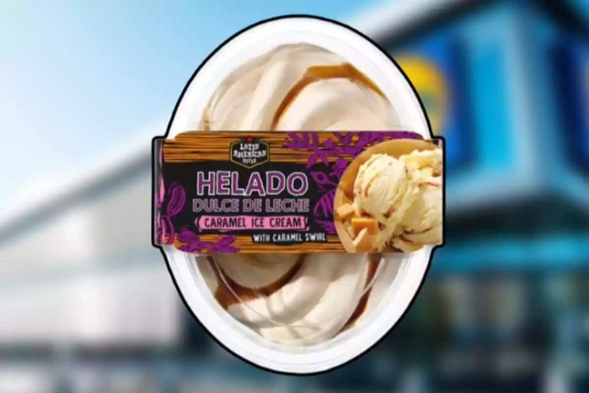 Envàs de gelat de dolç de llet amb etiqueta decorativa i una imatge d’una bola de gelat Envàs de gelat de dolç de llet amb etiqueta decorativa i una imatge d’una bola de gelat