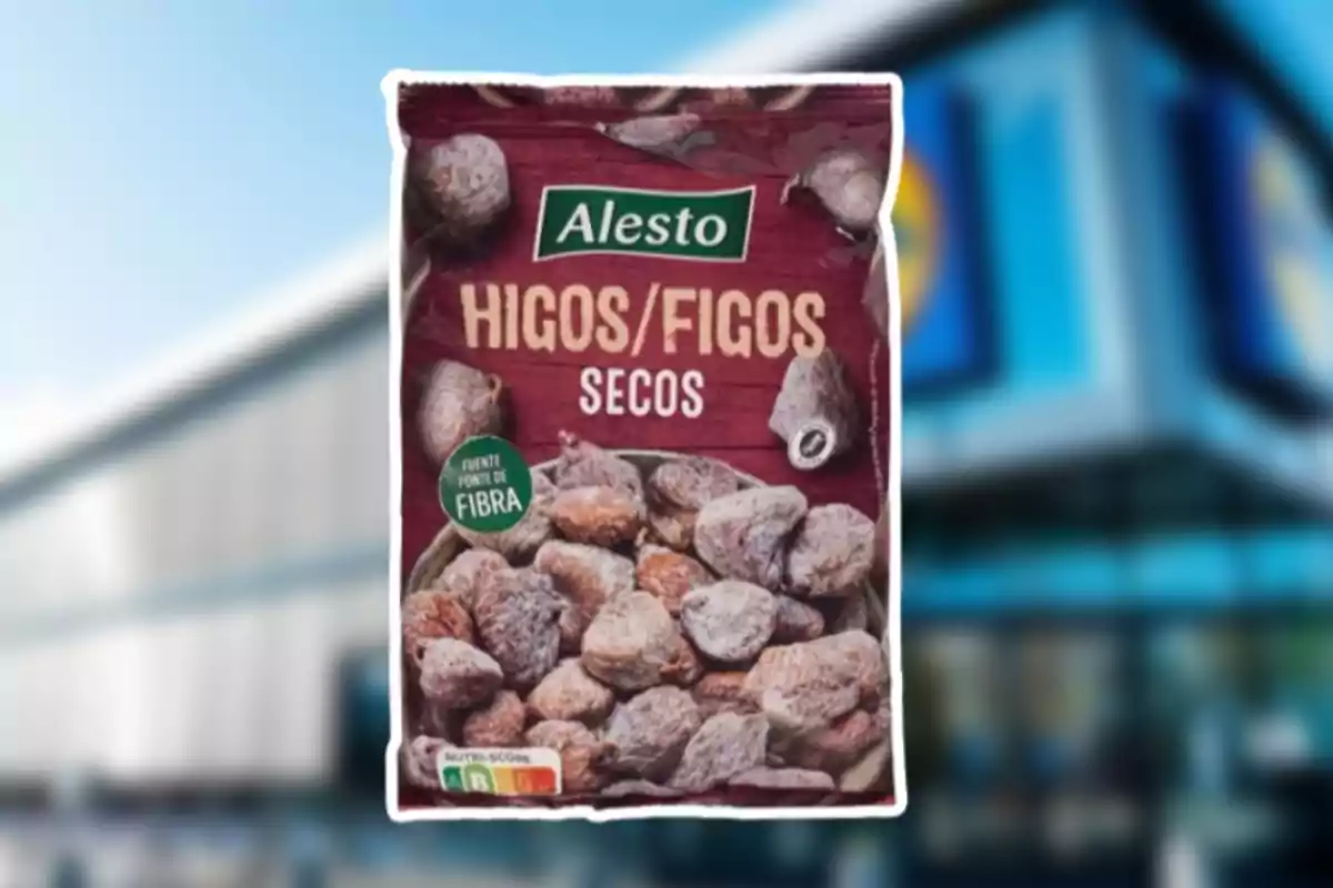 Bossa de figues seques de la marca Alesto amb un fons de supermercat desenfocat