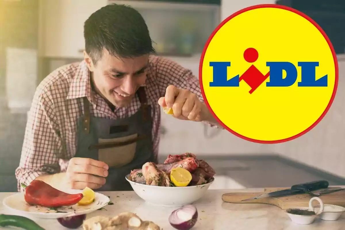 Un home esprement una llimona sobre un plat de carn en una cuina, amb el logotip de Lidl superposat a la cantonada dreta.