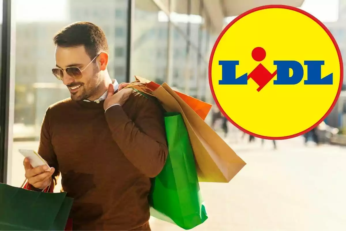 Home amb ulleres de sol somrient mentre sosté bosses de compres i revisa el seu telèfon, amb el logotip de Lidl a la cantonada.