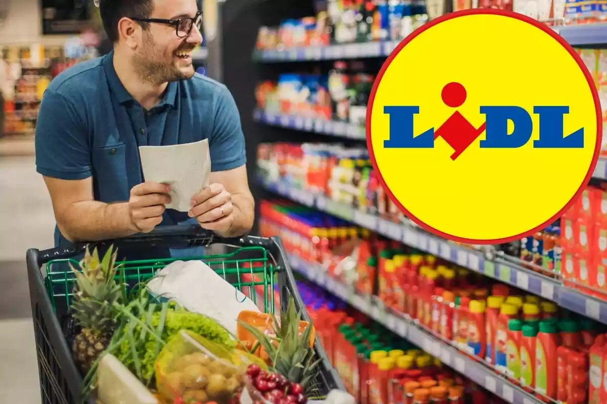 Home somrient mentre fa compres en un supermercat amb un carro ple de productes i el logotip de Lidl a la cantonada.