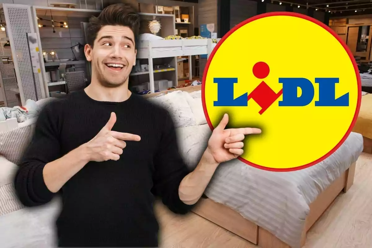 Home somrient assenyalant el logotip de Lidl en una botiga de mobles i llits