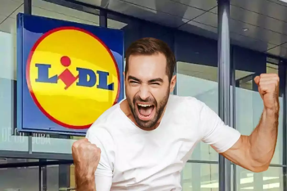 Home jove amb samarreta blanca celebrant amb entusiasme davant d’una botiga Lidl