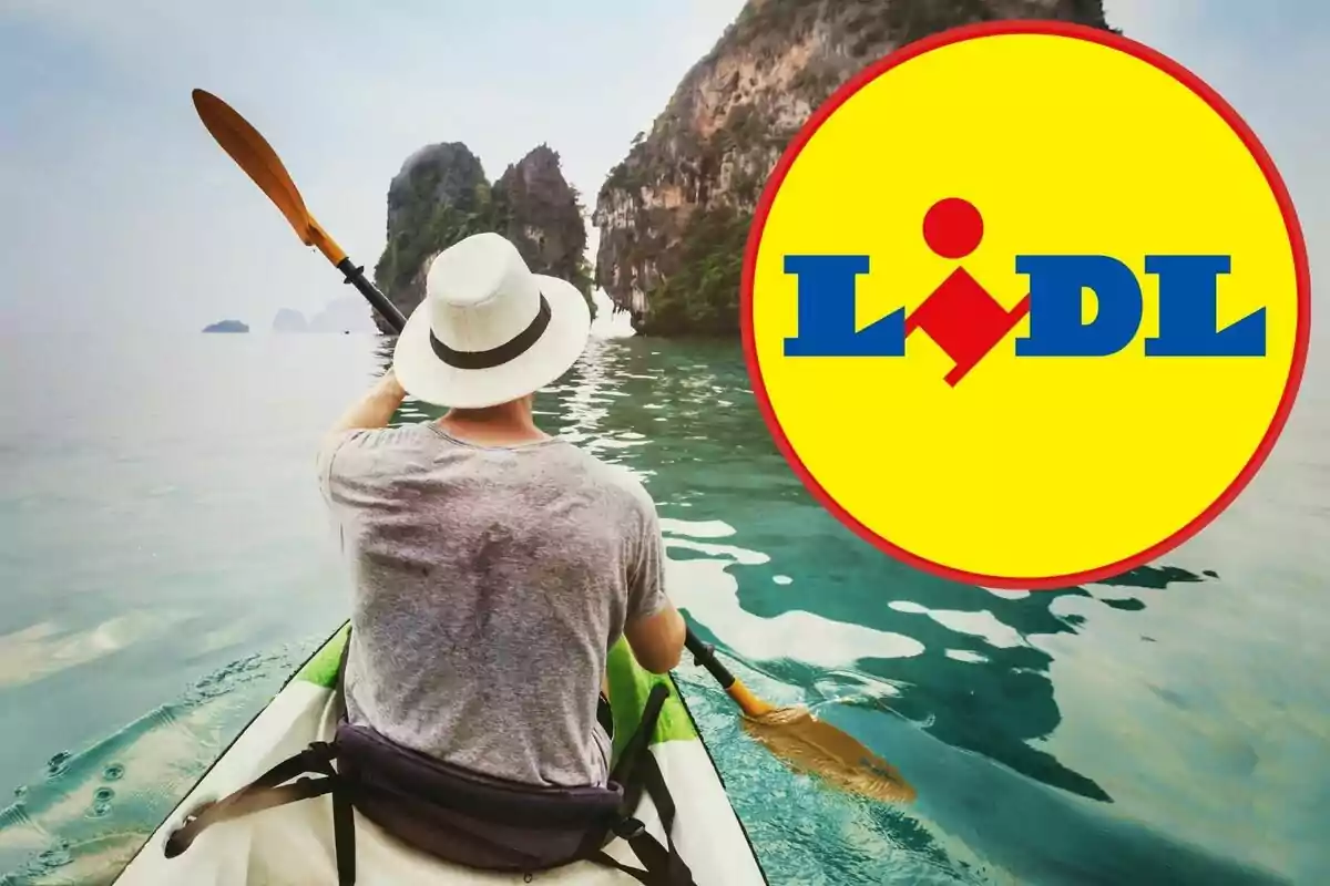 Una persona en un caiac remant en aigües tranquil·les amb un barret blanc i un logotip de Lidl superposat a la cantonada superior dreta.